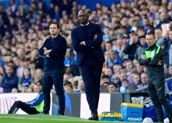 Diprovokasi, Patrick Vieira Tendang Suporter Everton