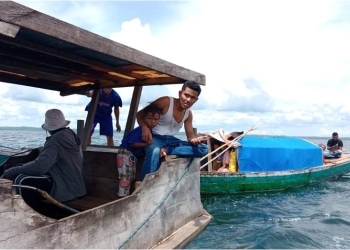 Polairud Polda Maluku dan Tim SAR Pos Dobo Evakuasi Penumpang Kapal Motor Mati Mesin di Perairan Pulau Babi