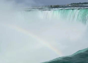 Pemandangan Menakjubkan dari Pelangi di Air Terjun Niagara