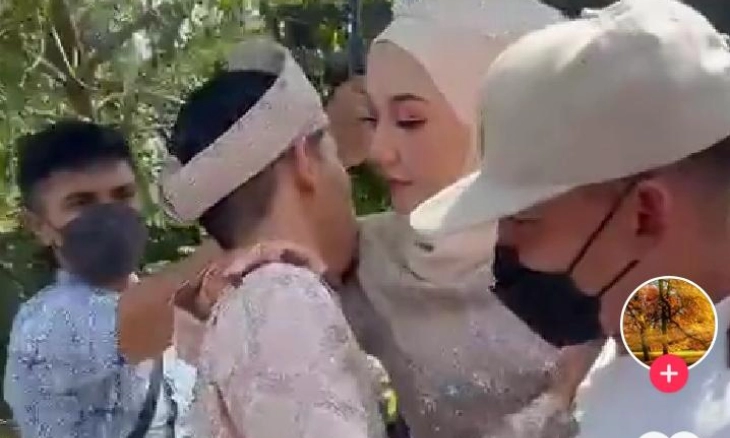 Viral! Mempelai Wanita Digendong Ternyata Tak Punya Kaki