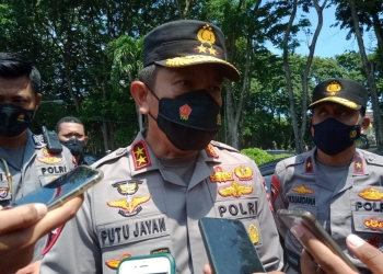 Berserakan Diduga Limbah Antigen di Selat Bali