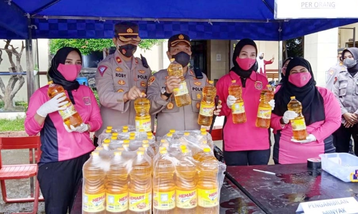 Bantu Masyarakat, Polres Lebak Gelar Operasi Pasar Minyak Goreng Murah