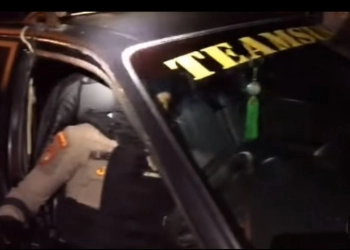 Polrestro Depok Tilang Mobil Ormas Pakai Rotator
