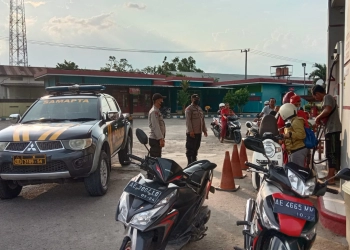 Jelang HUT RI, Polsek Padas Pantau Antrian BBM