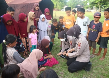 Polwan Polda Banten Berikan Trauma Healing kepada Anak Terdampak Bencana Gempa