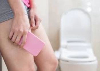 Ketahui 4 Hal yang Membahayakan Kesehatan Jika Menggunakan Ponsel di Toilet