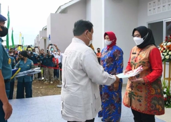 Prabowo Serahkan Kunci Rumah dan Seetifikat kepada 53 Ahli Waris Pahlawan KRI Nanggala-402