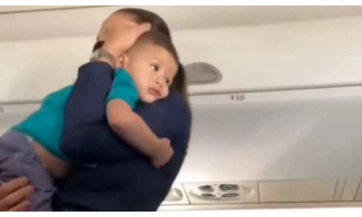 Netizen Emosional Melihat Tindakan Pramugari dalam Menenangkan Anak