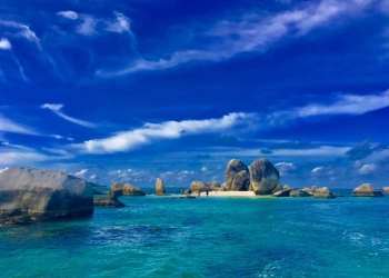Eksotisnya Batu Granit di Pulau Batu Berlayar