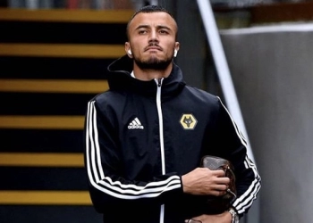 Barcelona Ingin Bajak Bek Wolverhampton