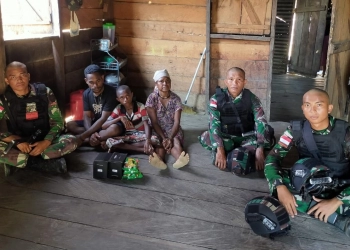 Satgas Pamtas RI-PNG Bagikan Sembako untuk Warga Kampung Towe Hitam