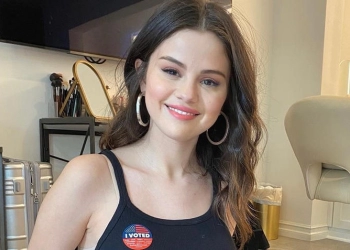 Selena Gomez Hampir Terjatuh di SAG Awards