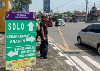 Jelang Mudik, Satlantas Polres Karanganyar dan Dishub Pasang Rambu Jalan