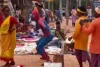 Pria Berkostum Spider-Man Menari di Pasar Viral