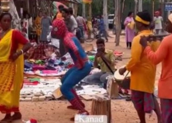 Pria Berkostum Spider-Man Menari di Pasar Viral