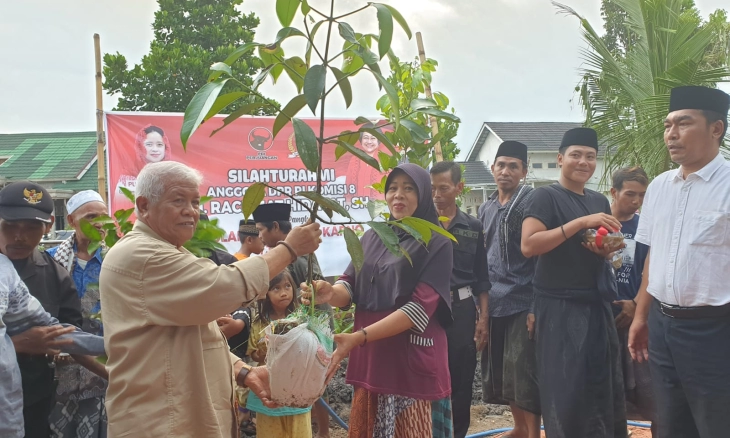 Jelang Bulan Bung Karno, PDIP NTB Tanam Buah Lokal di Masjid 