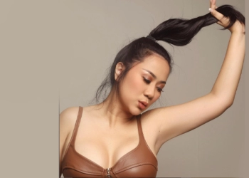 Gaya Jambak Rambut Tante Ernie Bikin Netizen Melotot