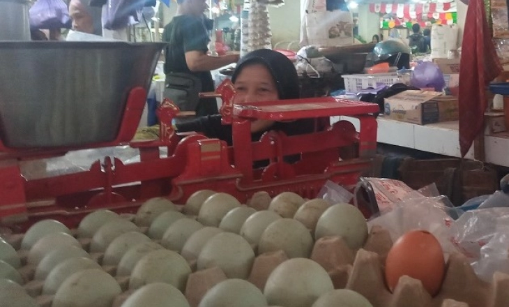 Emak-emak Keluhkan Harga Telur yang Terus Naik