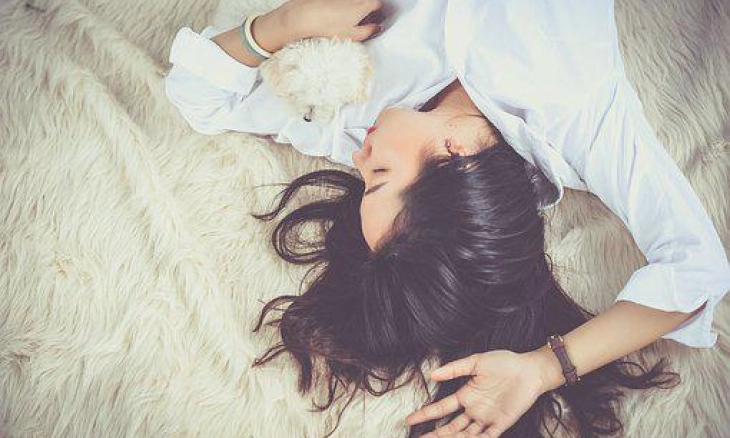Manfaat Tidur Tanpa Bantal