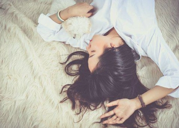 Manfaat Tidur Tanpa Bantal