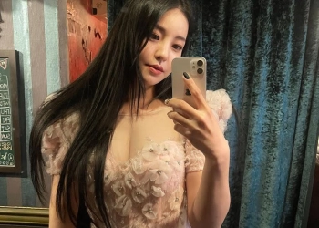 Demi Sosok Glamournya, Yujeong Biarkan Kedua Payudaranya Disentuh Banyak Temannya