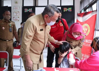 Wali Kota Tangsel Tinjau Kegiatan Vaksinasi Dosis ke 2 untuk Anak Usia 6-11 Tahun