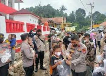 Wakapolda Banten Salurkan Perlengkapan Sekolah untuk Anak-anak di Kabupaten Lebak