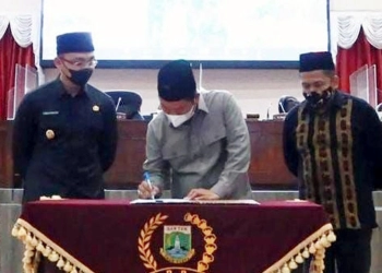 Wakil Gubernur Ajukan Raperda RTRW Dalam Rapat Paripurna DPRD