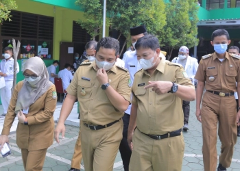 Walkot Tangerang Tinjau Pelaksanaan Vaksinasi Perdana bagi Anak Usia 6 - 11 Tahun